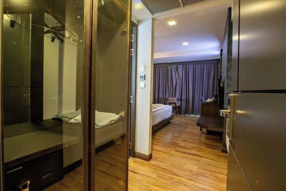 Minibar, két bảo mật tại phòng, bàn 