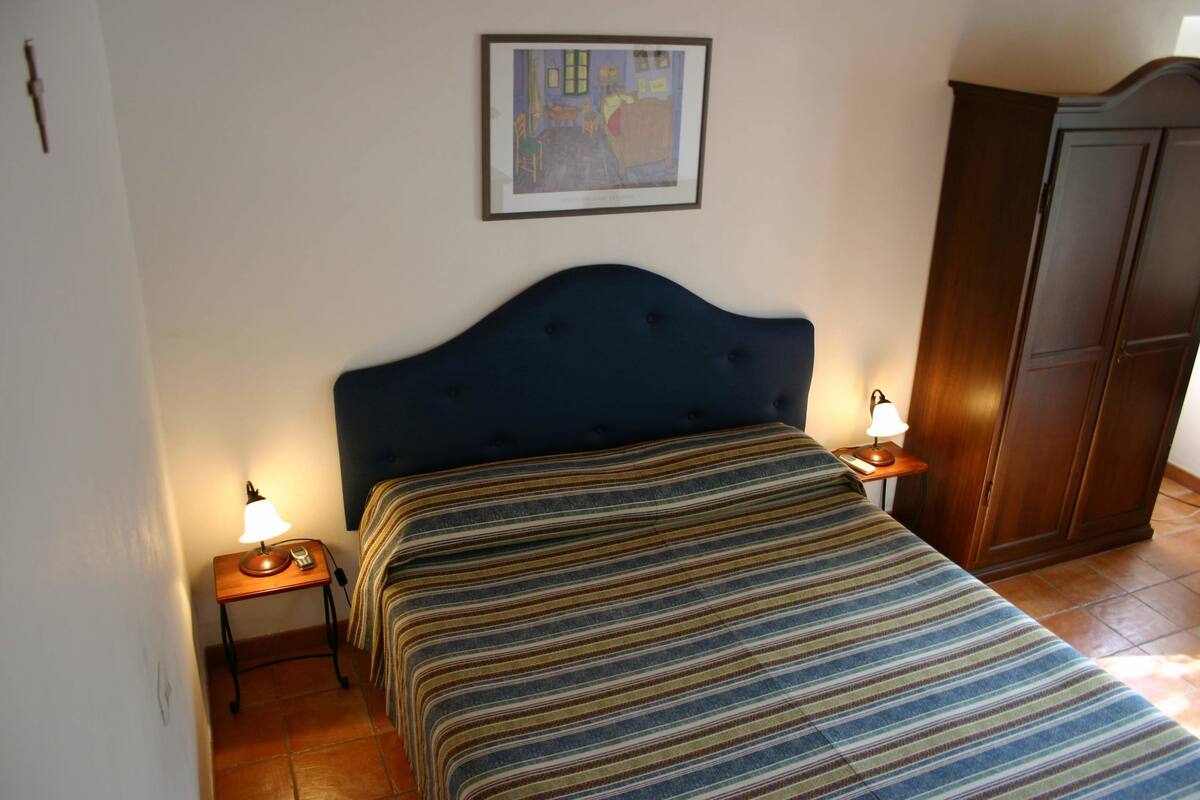 Quarto casal standard | Camas extras/dobráveis (sobretaxa), Wi-Fi de cortesia, roupa de cama