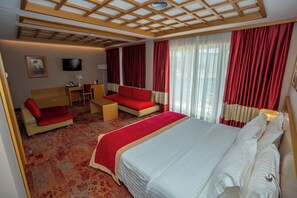 Suite, 1 dobbeltseng | 1 soverom, minibar, safe på rommet og lydisolert