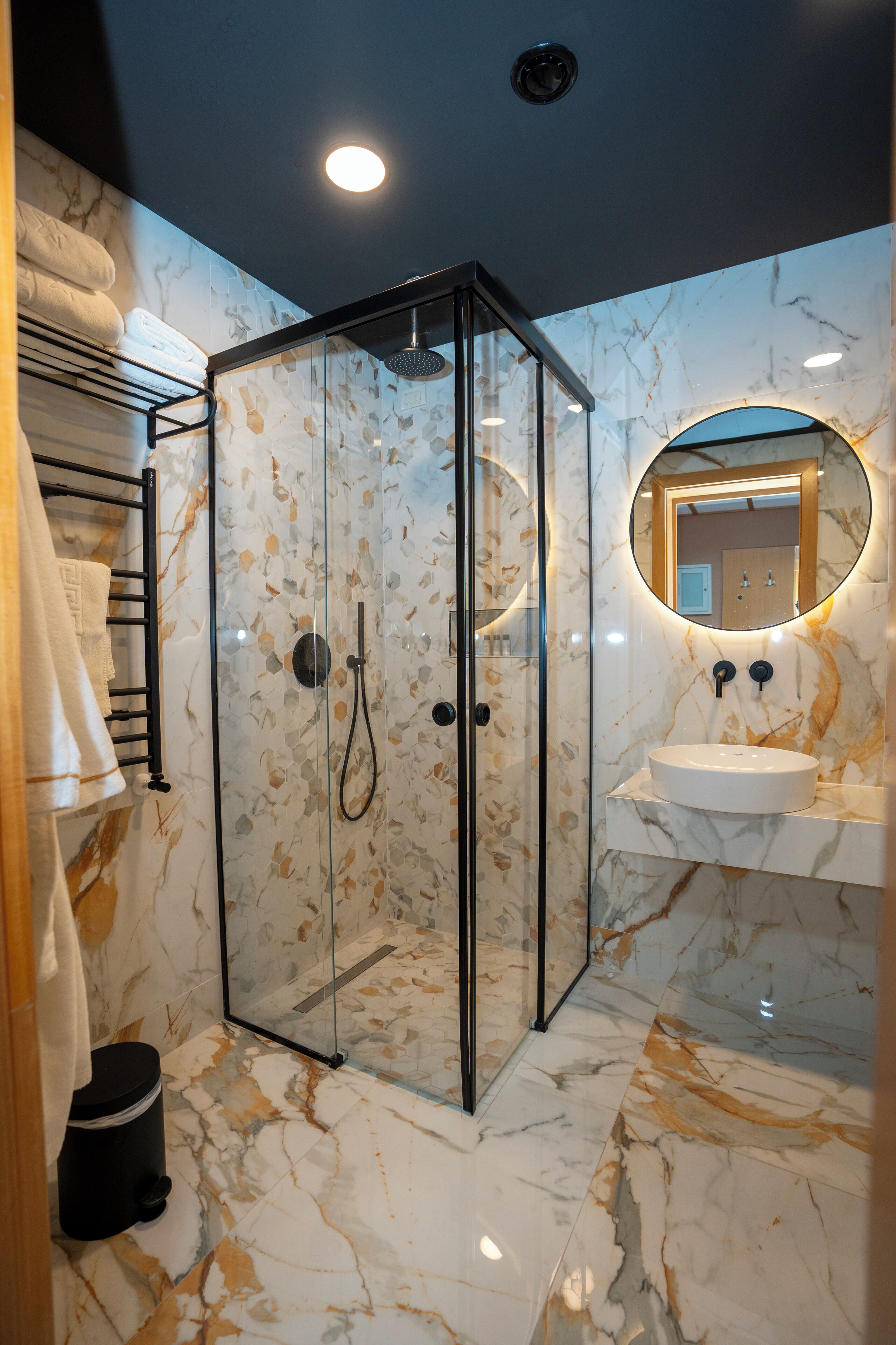 triple room | bathroom | combined shower/bathtub, free toiletries, hair dryer, bathrobes