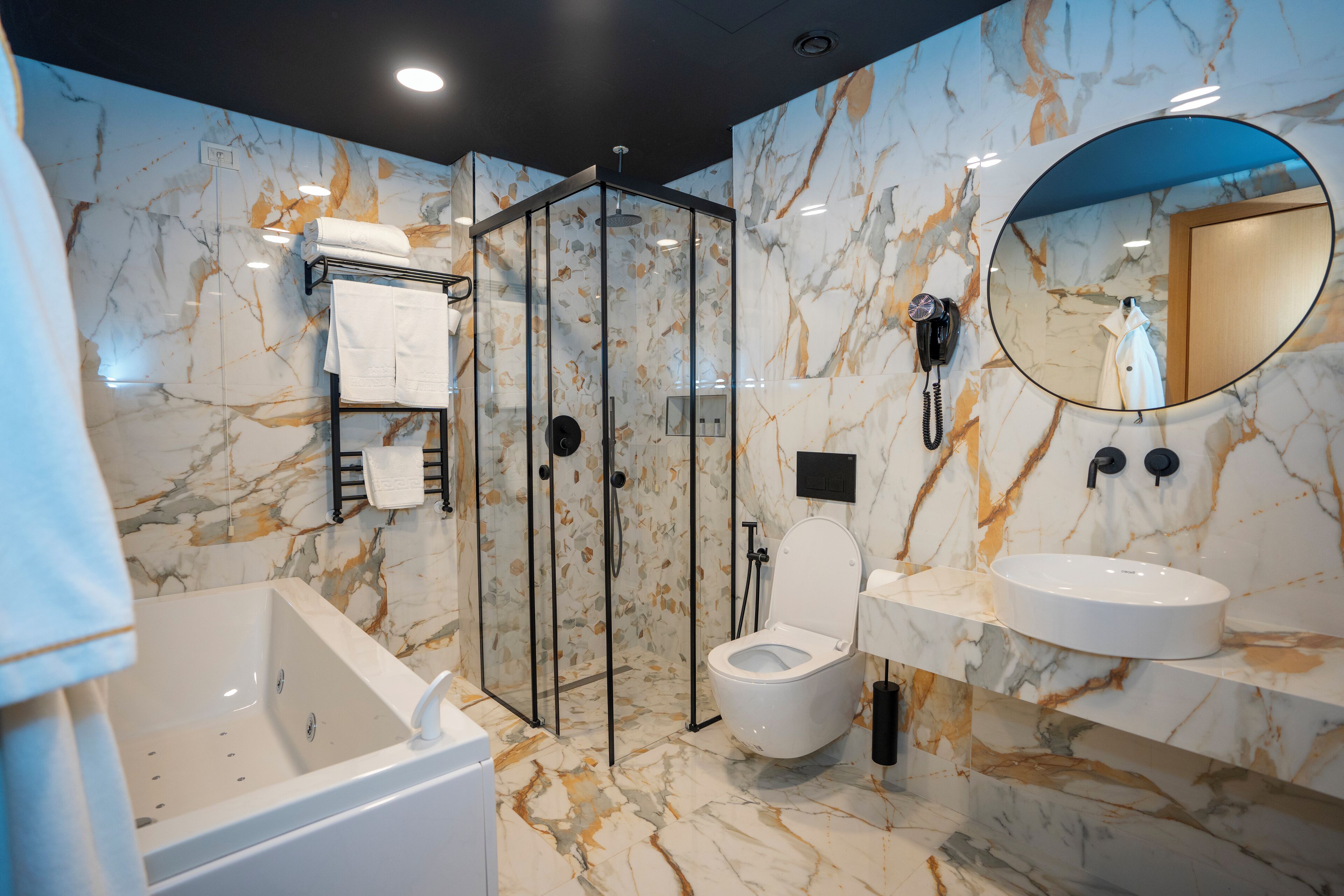 suite, 1 double bed | bathroom | combined shower/bathtub, free toiletries, hair dryer, bathrobes