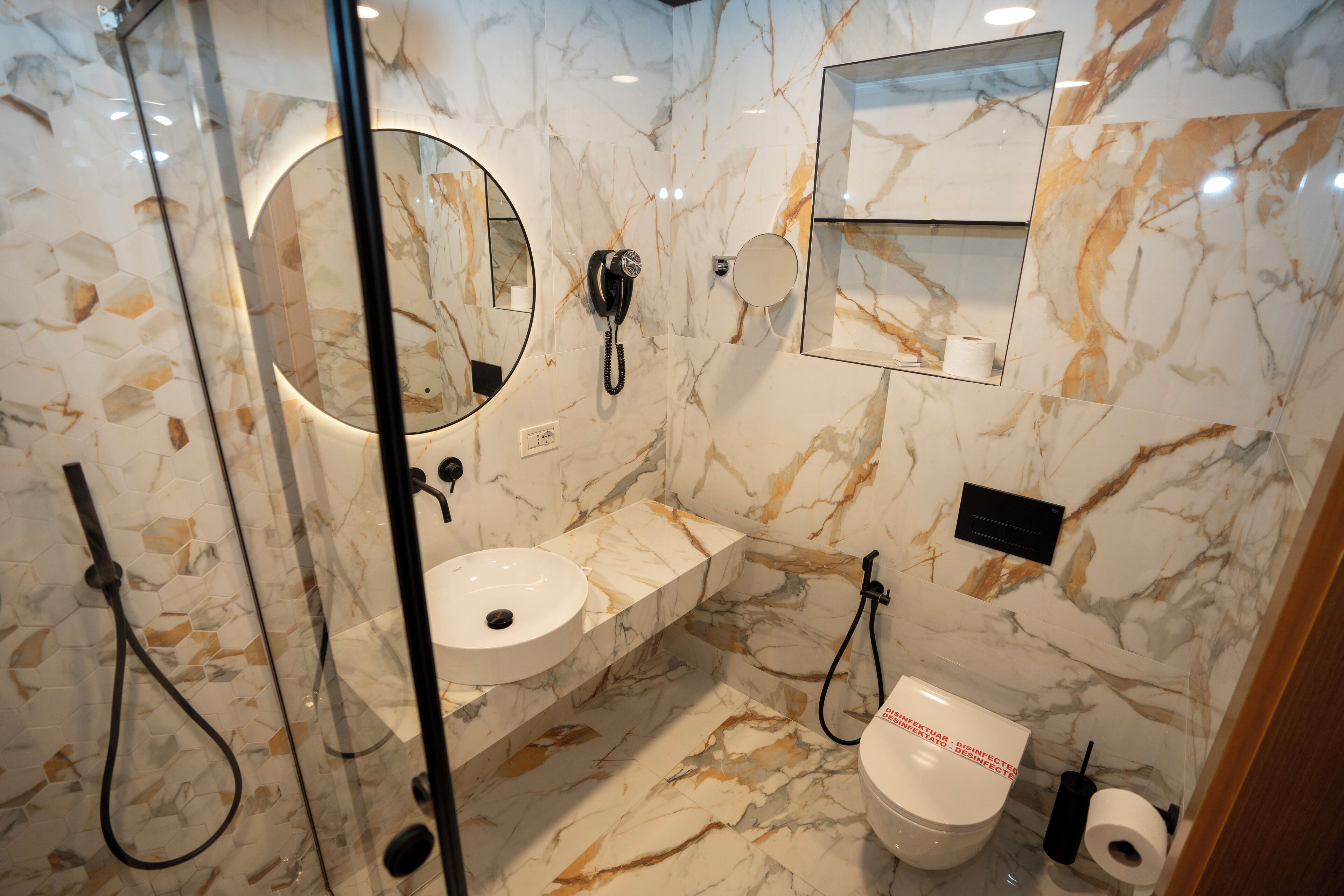 double room, 1 double bed | bathroom | combined shower/bathtub, free toiletries, hair dryer, bathrobes