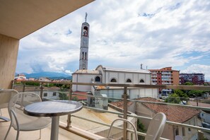 1 غرفة نوم وميني بار وخزنة داخل الغرفة وتجهيزات عازلة للصوت