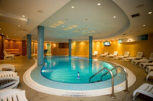 Indoor pool, sun loungers