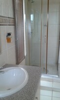 Separate bathtub and shower, deep-soaking bathtub, free toiletries