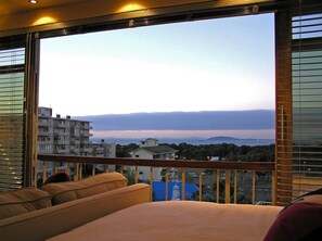 Estudio, 1 cama Queen size | Área de sala de estar | Televisión de pantalla plana