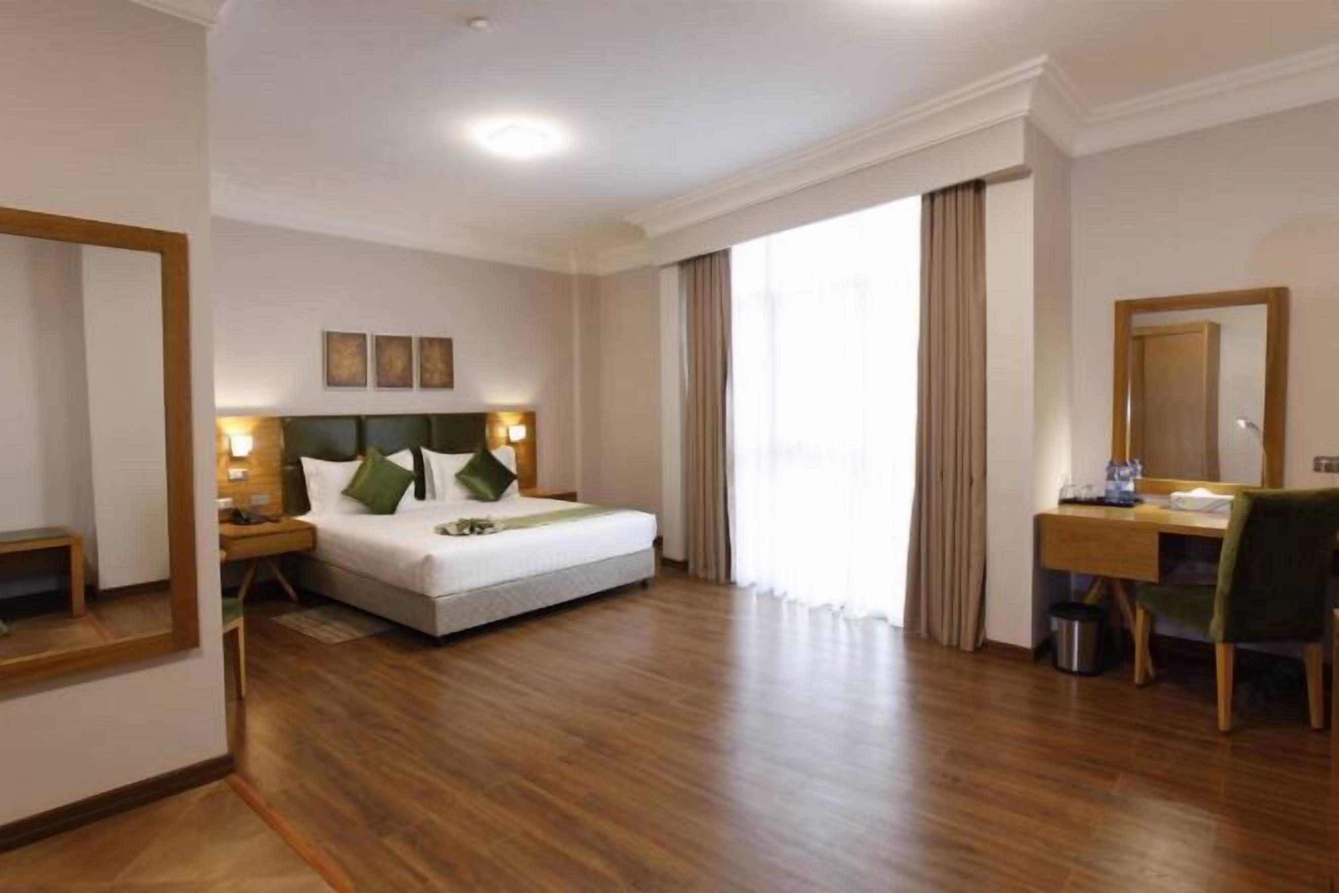 Premium bedding, in-room safe, individually decorated