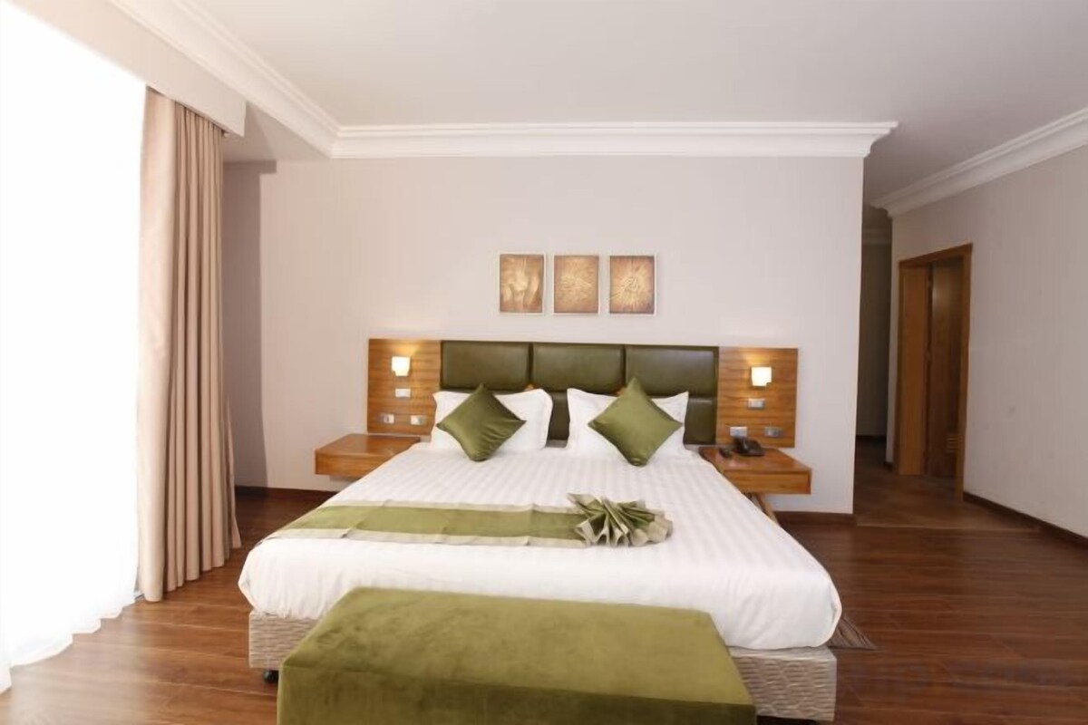 Ropa de cama de alta calidad y caja de seguridad en la habitación