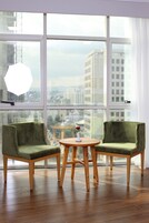 高级房 | 高档床上用品、客房内保险箱、特色装修、特色家居