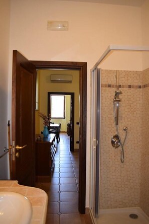 シャワー、ヘアドライヤー、ビデ、タオル