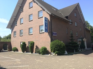 Front of property - Hotel Marjani (Sarstedt)