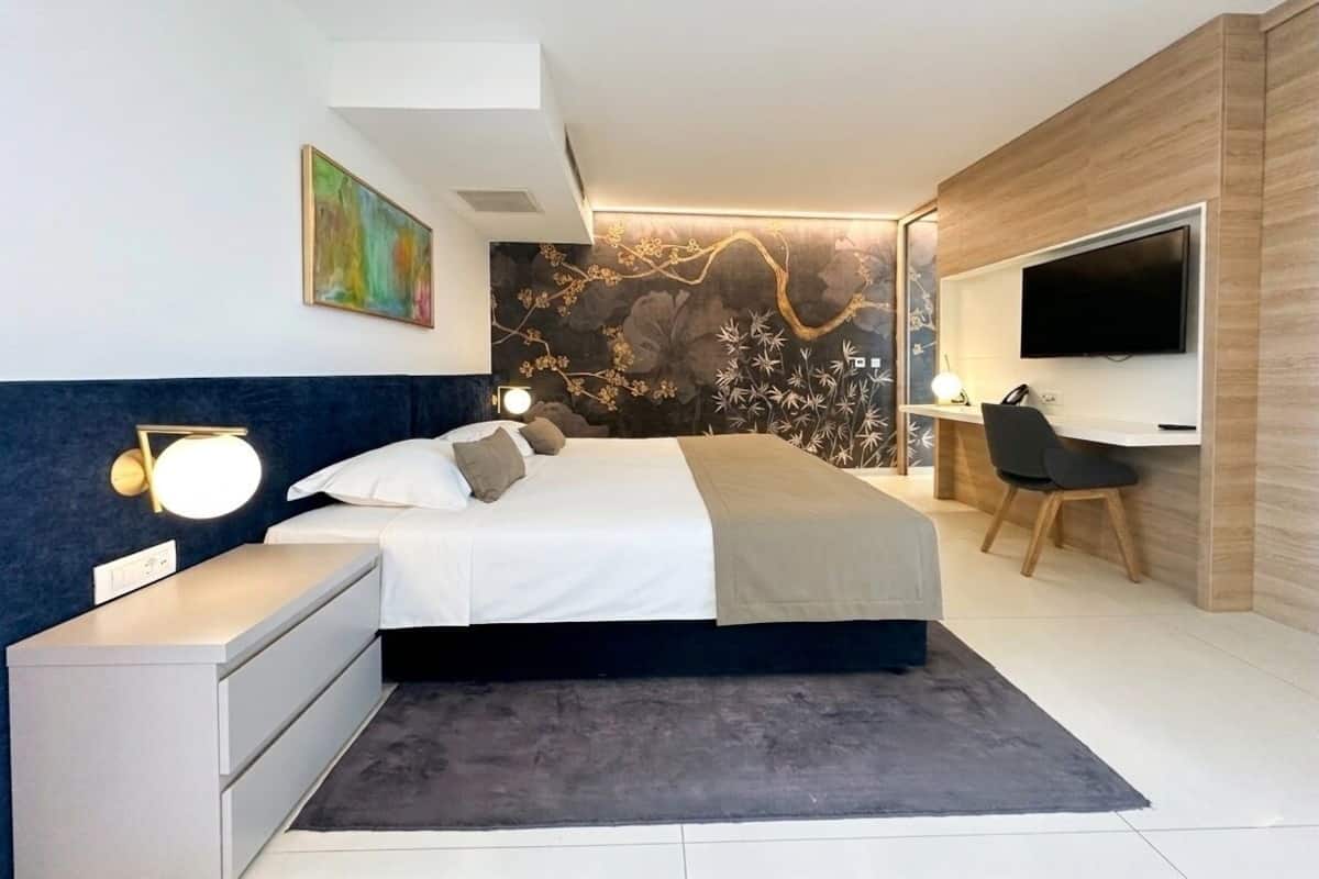 1 habitación, caja de seguridad en la habitación y escritorio 