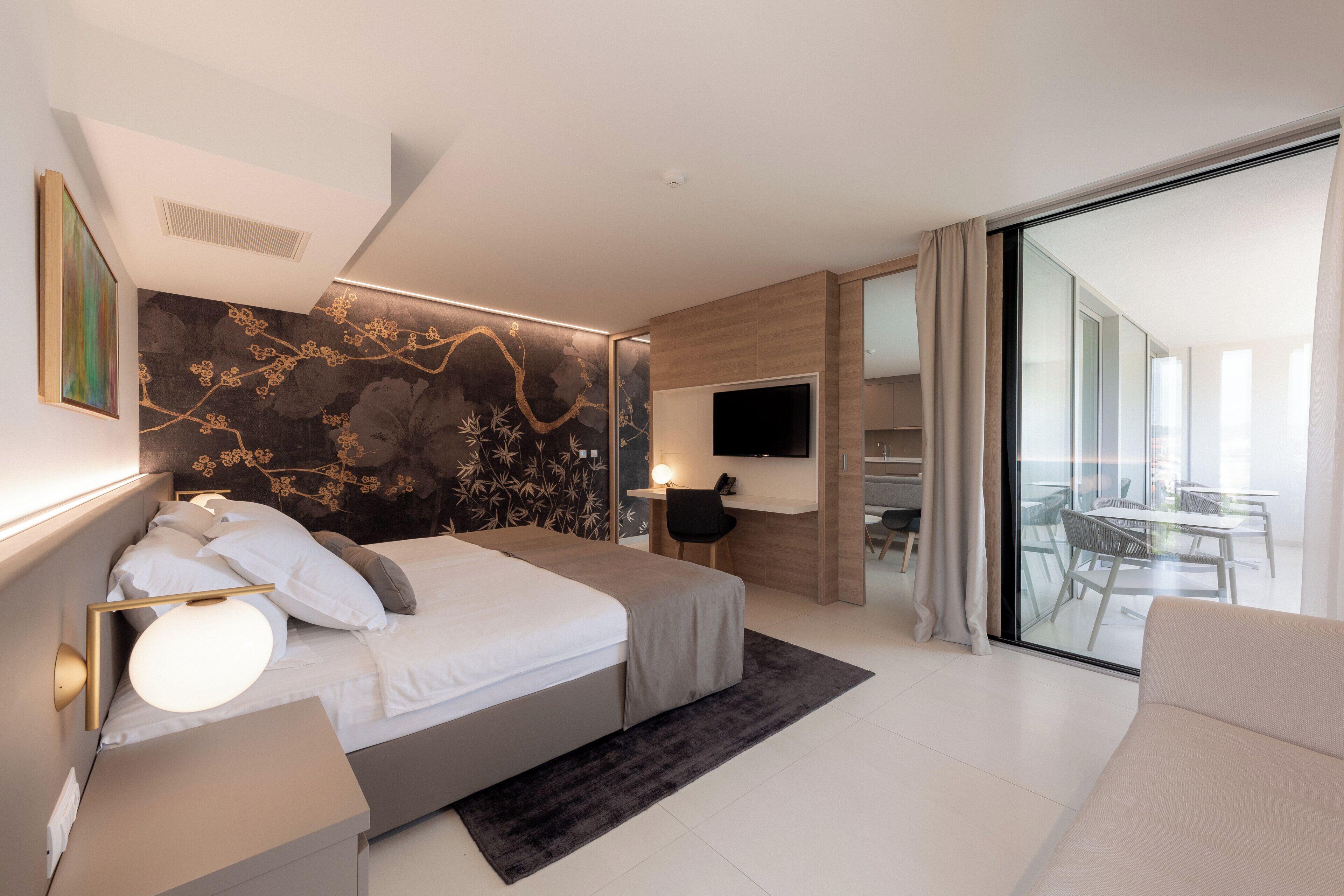 Deluxe Apartment, Balcony, Sea View | 1 bilik tidur, peti besi dalam bilik, meja, kalis bunyi 