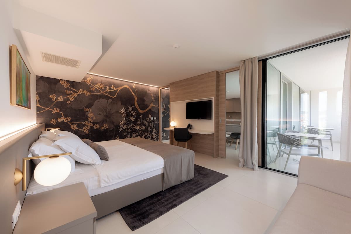 1 habitación, caja de seguridad en la habitación y escritorio