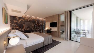 Deluxe Apartment, Balcony, Sea View | 1 bilik tidur, peti besi dalam bilik, meja, kalis bunyi