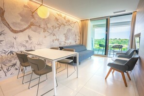 Apartamento, 1 quarto, sacada, vista para o mar | Área de estar | TV LCD