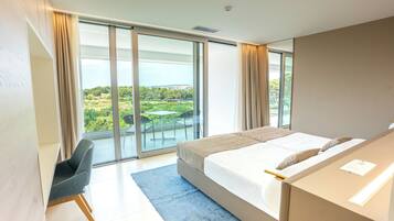 Apartment, 1 Bedroom, Balcony, Sea View | 1 bilik tidur, peti besi dalam bilik, meja, kalis bunyi