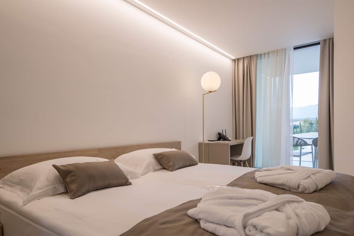 1 bedroom, in-room safe, desk, soundproofing