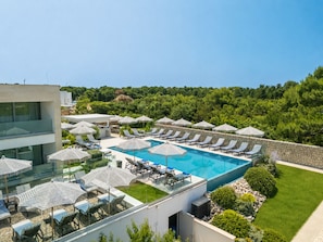 Outdoor pool, sun loungers