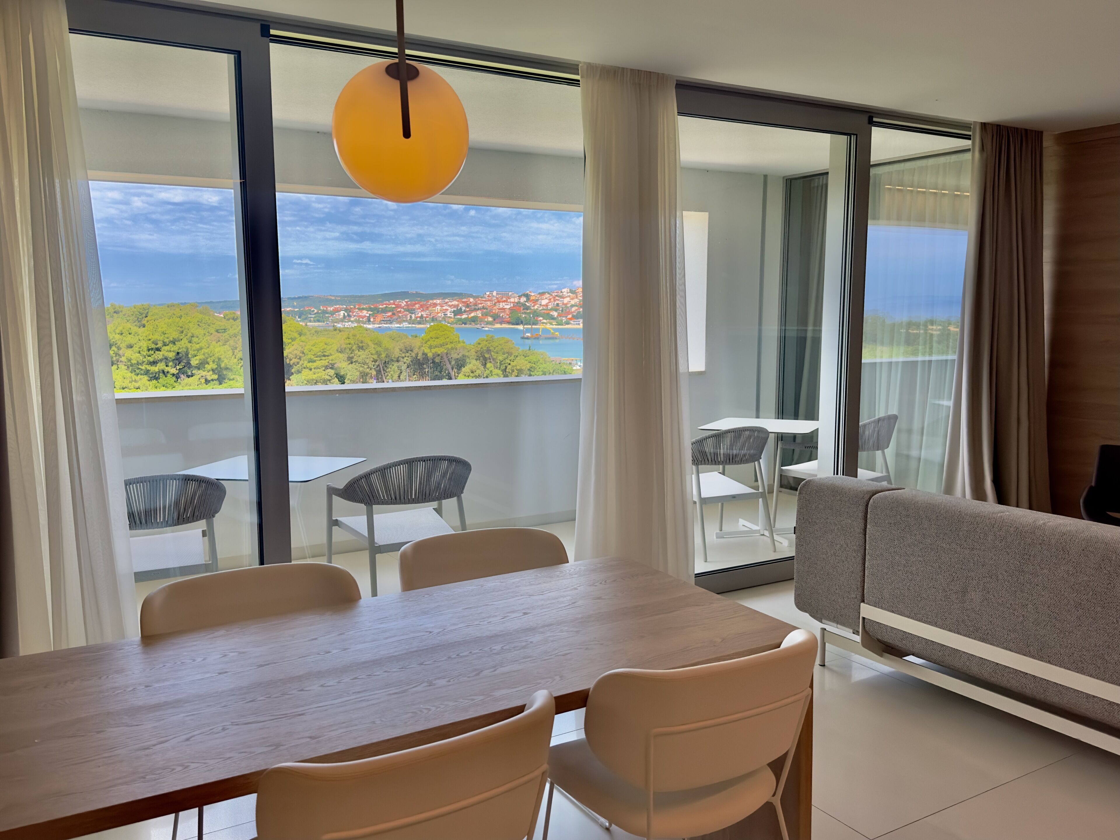 Apartamento luxo, sacada, vista para o mar | 1 quarto, cofres nos quartos, escrivaninha, quartos à prova de som