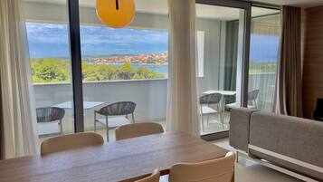 1 habitación, caja de seguridad en la habitación y escritorio