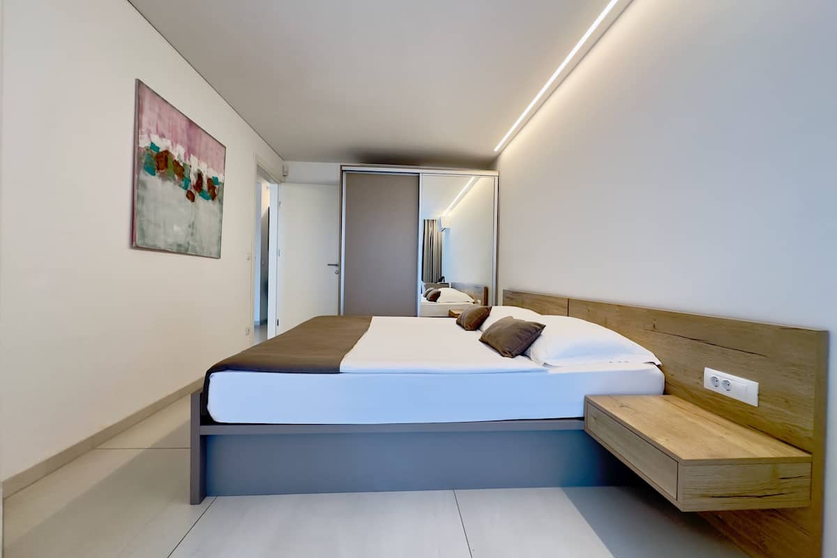 1 habitación, caja de seguridad en la habitación y escritorio 