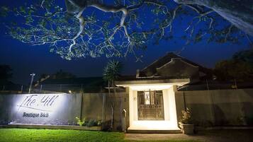 Bagian depan properti - sore/malam