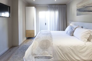 Executive Room, 1 Queen Bed | 1 bedroom, premium bedding, in-room safe, desk