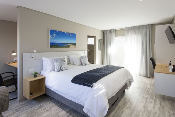 Suite Eksekutif, 1 Tempat Tidur King | Seprai premium, brankas, meja kerja, dan ruang kerja ramah laptop