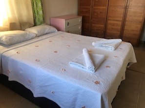 Chambre Standard double ou avec lits jumeaux | Accès au Wi-Fi (inclus), literie fournie