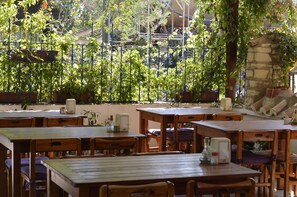 Café da manhã com buffet grátis todos os dias