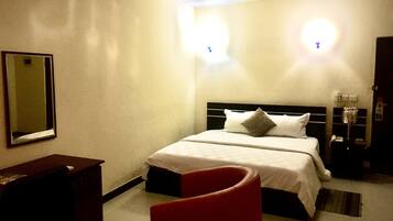 Standardzimmer | Schreibtisch, laptopgeeigneter Arbeitsplatz, Bettwäsche