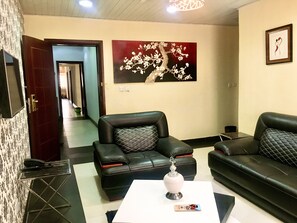 Suite | Living room | Flat-screen TV - Providence Hotel and Suites (Abeokuta)