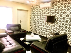 Suite | Living room | Flat-screen TV - Providence Hotel and Suites (Abeokuta)