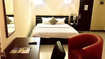 Habitación estándar | Escritorio, espacio para trabajar con laptop y ropa de cama