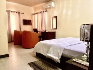 Deluxe Room | Desk, laptop workspace, bed sheets - Providence Hotel and Suites (Abeokuta)