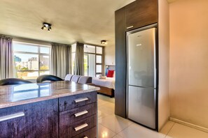 Studio | Cuisine privée | Réfrigérateur grande capacité avec congélateur, four à micro-ondes