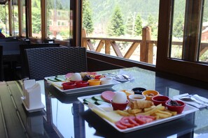 每日供应当地美食早餐（每人 EUR 8）