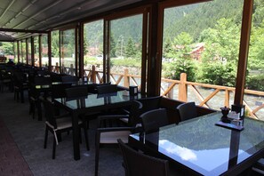 Ze serveren er ontbijt, lunch en diner 