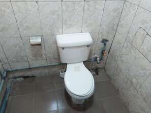 Deep soaking tub, rainfall showerhead, towels - Prowess Hotel and Suites (Ota)