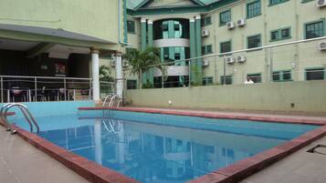 Una piscina al aire libre