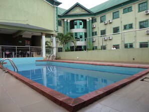 Outdoor pool - Prowess Hotel and Suites (Ota)