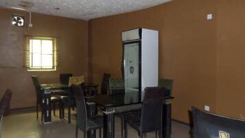 Desayuno continental diario (USD 8 por persona)