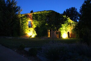 Fachada de la propiedad por la tarde o noche