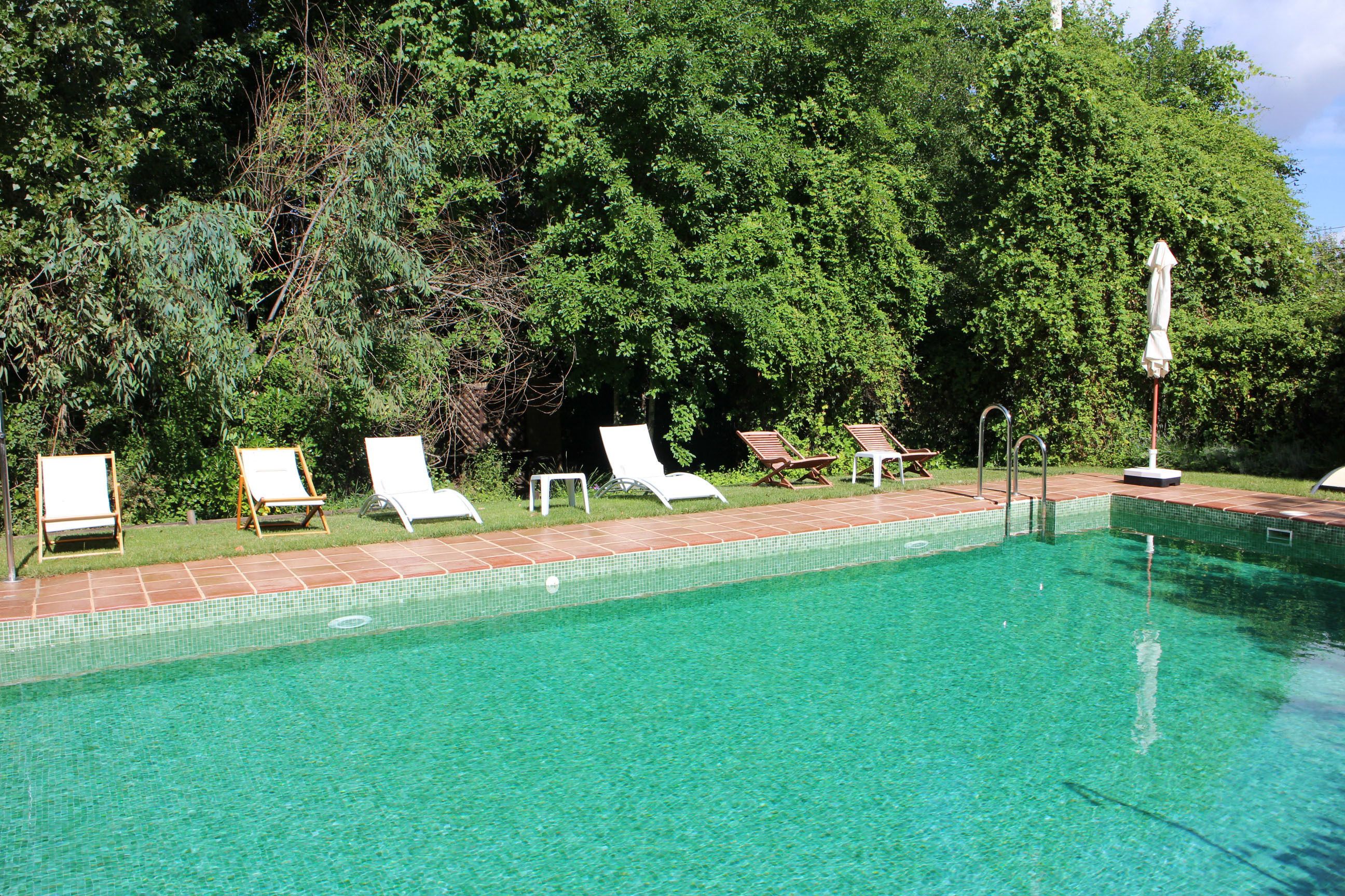 Piscine extérieure (ouverte en saison), chaises longues