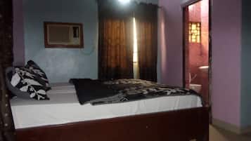 1 habitación, escritorio y espacio para trabajar con laptop