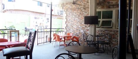 Serveert ontbijt, lunch en diner