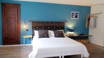 Escritorio, espacio para trabajar con laptop y cunas gratuitas