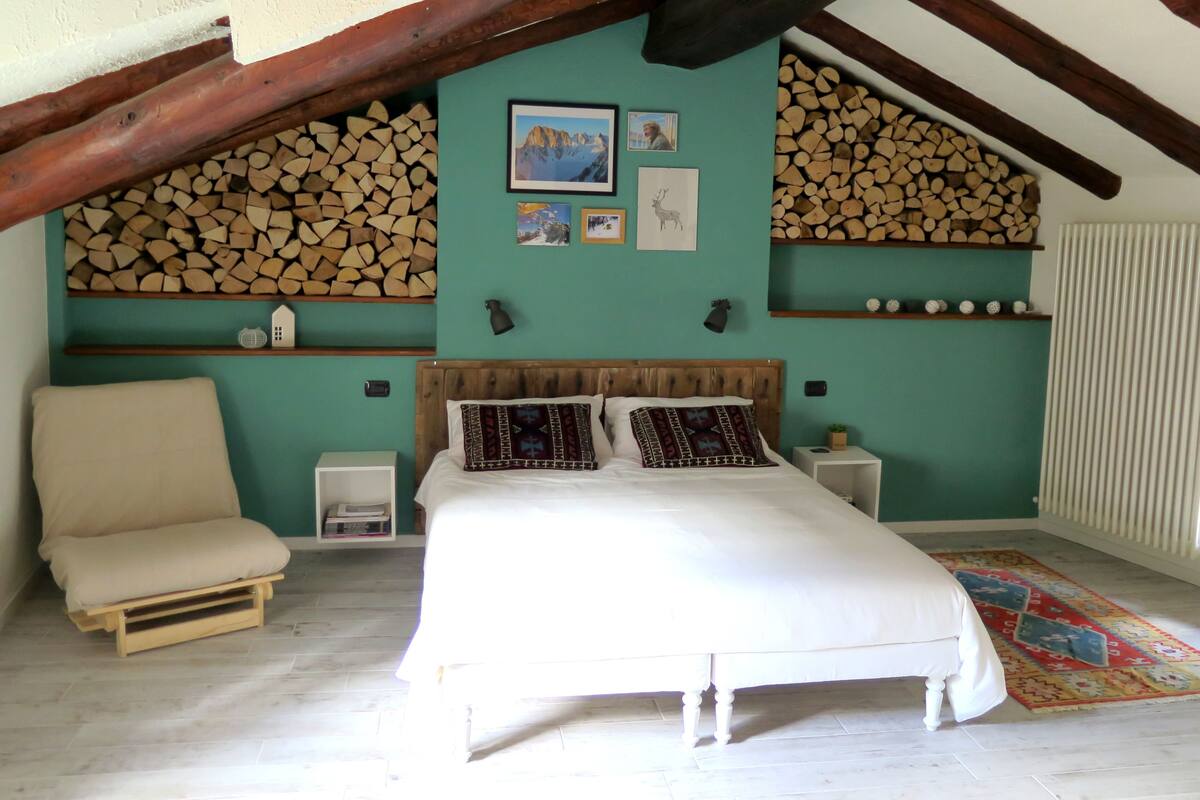 Romantische penthouse | Een bureau, een laptopwerkplek, gratis babybedden, gratis wifi