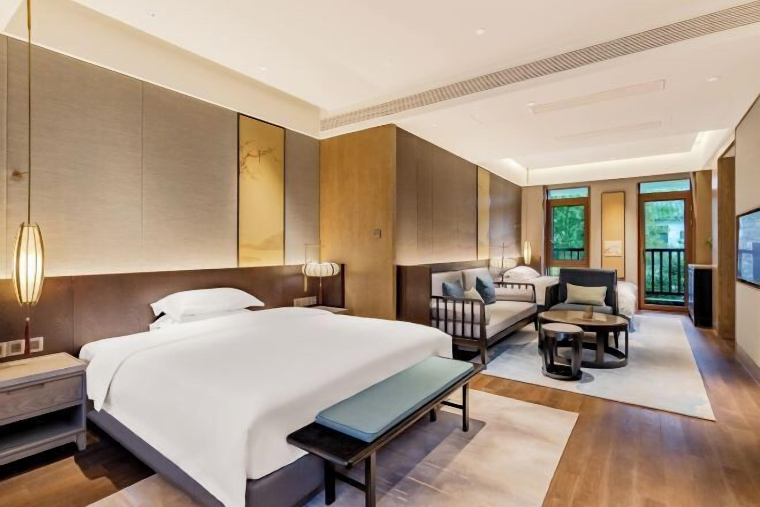 Premium bedding, minibar, in-room safe, desk